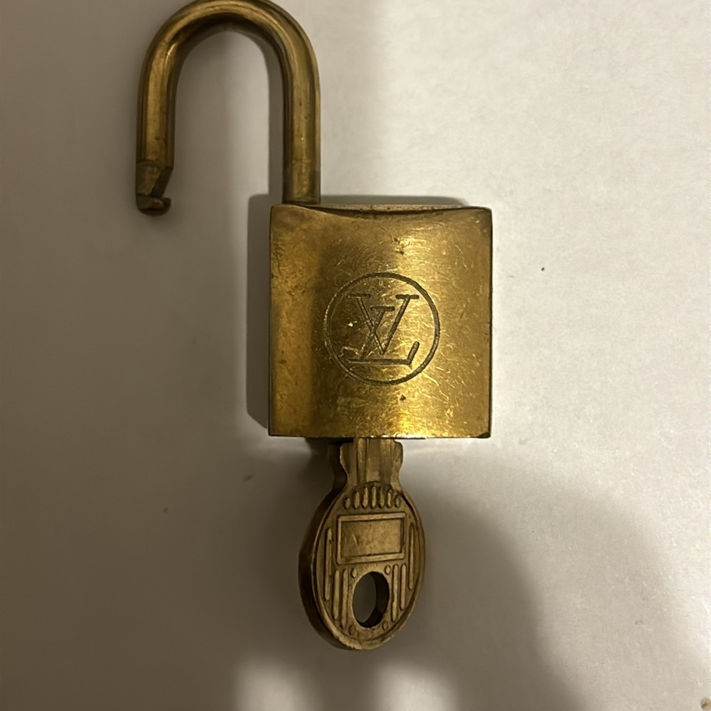 LOUIS VUITTON LOCK 🔐 AND KEY VINTAGE - Picture 3 of 3